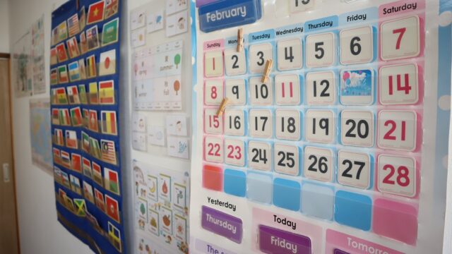 教室の壁のカレンダーと国旗