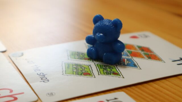 BBカードの上の青いクマ
